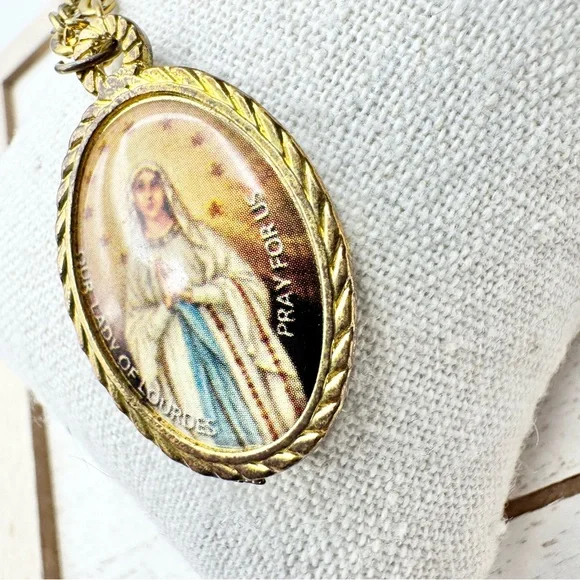 Vintage Our Lady of Lourdes Virgin Mary Pendant Necklace Medal Catholic - Picture 3 of 14